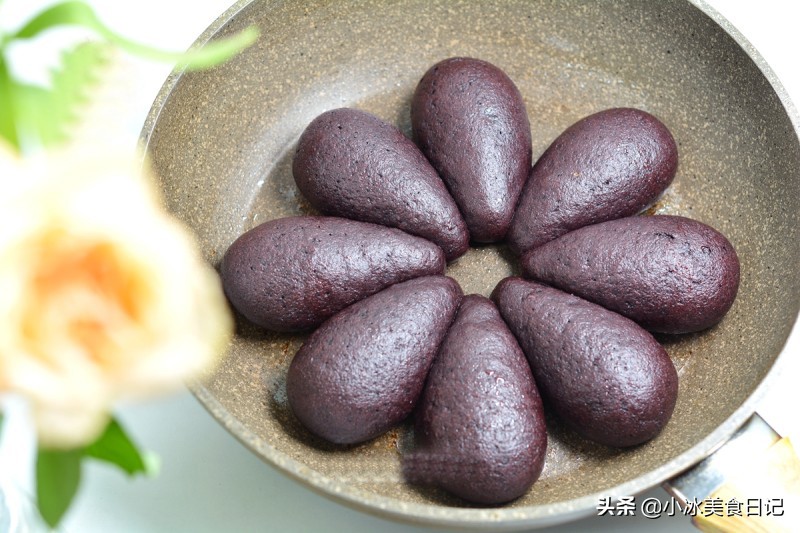 两种颜色的馒头怎么做呢,黑色馒头用什么做的