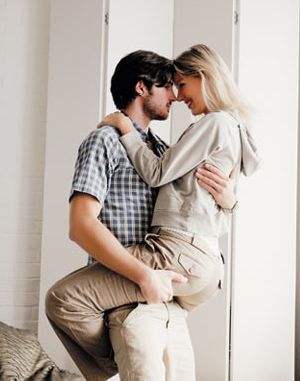 女生第一次接吻和拥抱心理变化,女生第一次接吻后心理变化