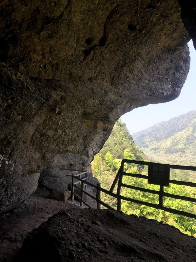 典型的丹霞地貌有碧水丹山之美誉,俯瞰丹霞地貌鬼斧神工令人惊叹