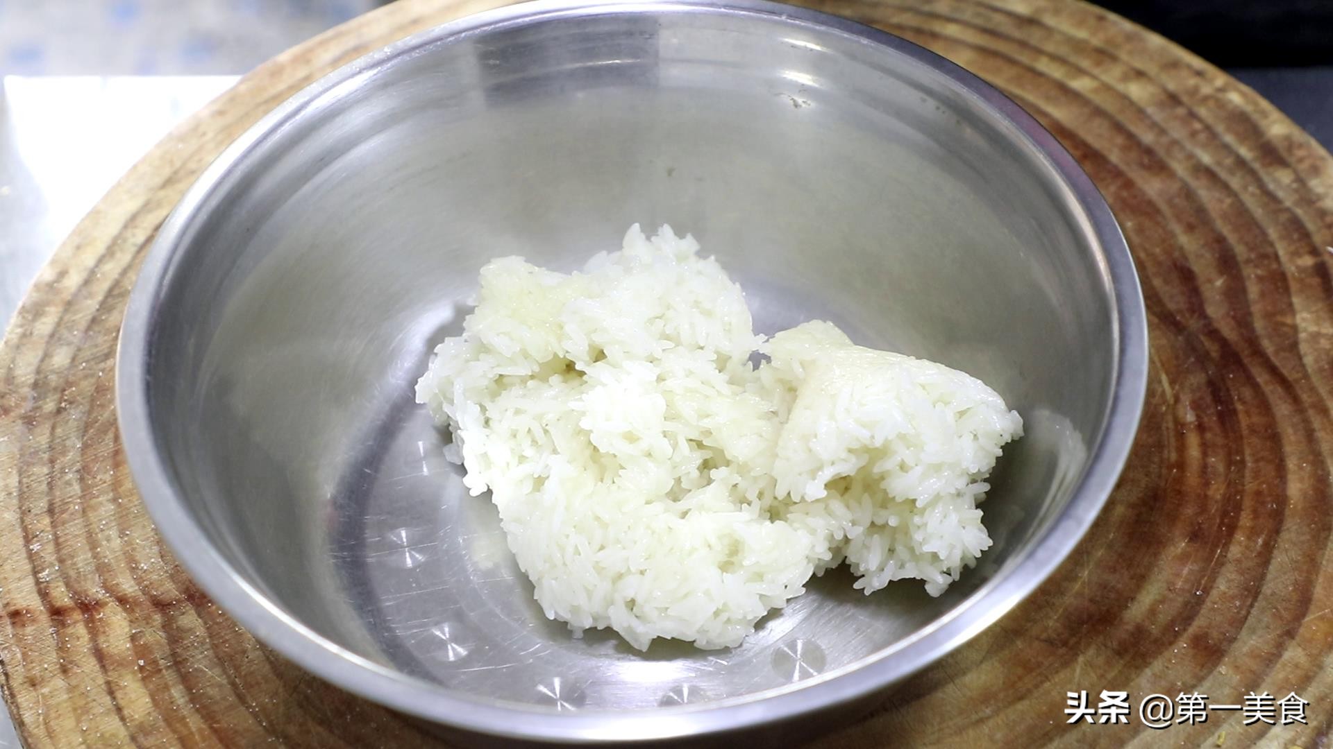 剩米饭只会做蛋炒饭？这道糯米鸡蛋饼，过程同样简单，美味又营养