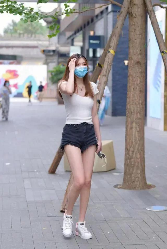 街拍阔腿牛仔裤搭配图片,街拍牛仔短裤穿搭女