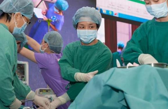 32岁孕妇分娩时突然咳嗽,分娩过程中咳嗽会有什么后果