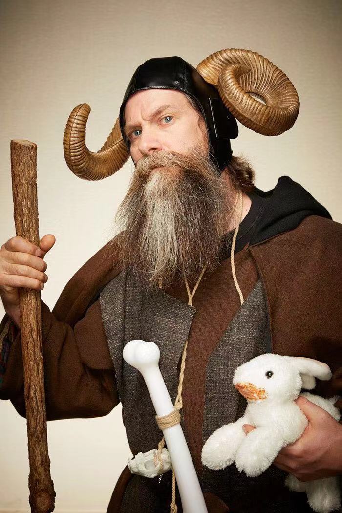 男人给自己化妆打扮成女人,给胡子做造型的人