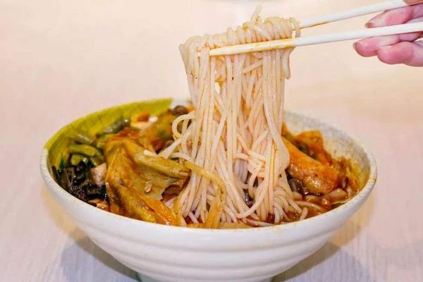 螺蛳粉怎么煮嗅起来臭吃起来香,最好吃螺蛳粉辣臭香的秘诀