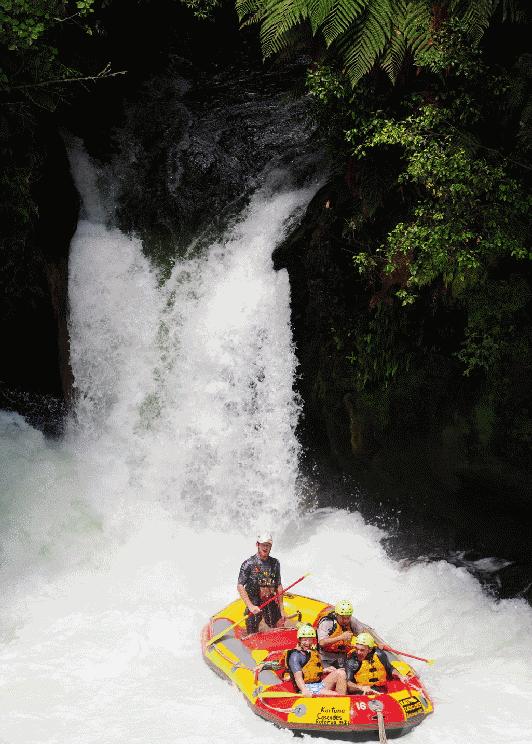 网红玻璃桥悬崖秋千,网红旅游打卡玻璃滑道