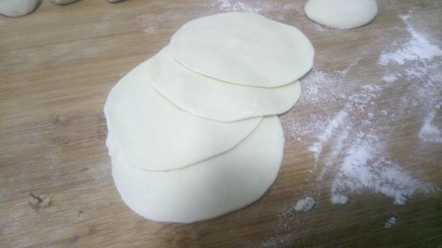 韭菜鸡蛋虾仁韭菜怎么不出水,韭菜虾仁肉鸡蛋馅出水了怎么办