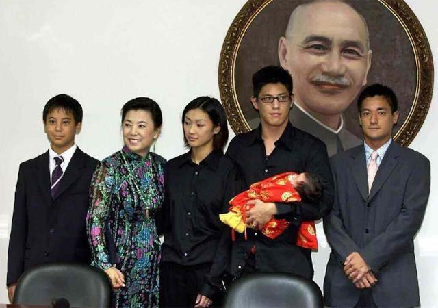 蒋家*四代第**蒋友柏回忆：12岁前享贵族待遇，历史课就是蒋家家史