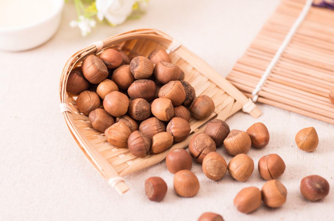 东北大榛子对比迁西板栗哪个好吃,榛子和板栗的营养哪个高