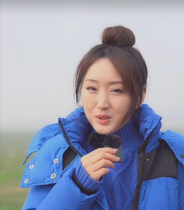杨钰莹穿羽绒服的照片,杨钰莹穿搭夏天气质套装