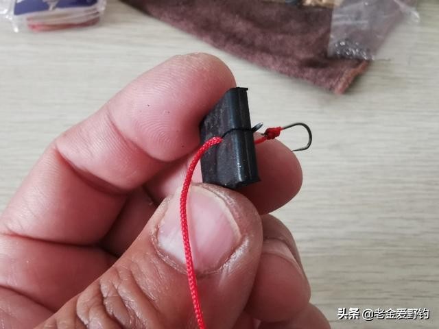 怎么用绑钩器绑钩简单又结实,绕线圈自制绑钩器可以绑袖钩