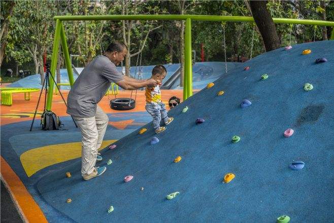 宝宝喜欢爬高的地方怎么解决,为什么宝宝总是喜欢往窗外爬