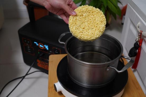 太阳能电小二户外电源真实测评,电小二户外电源太阳能充电教程