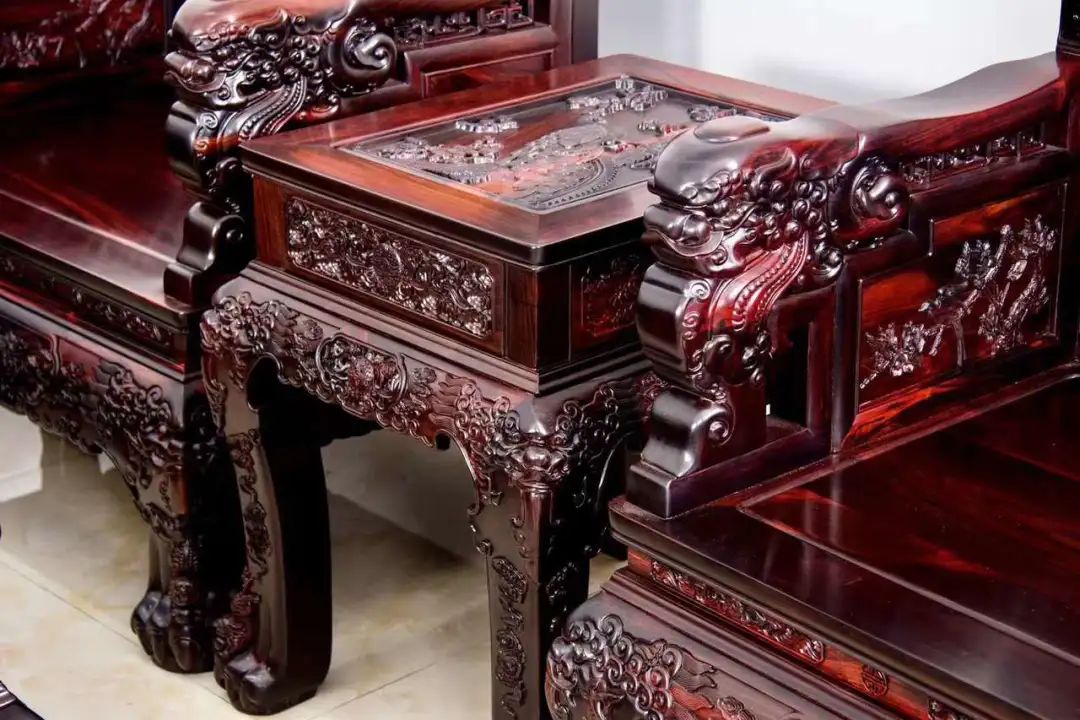 人养木三年木养人一生什么意思,红木家具适合家庭养吗