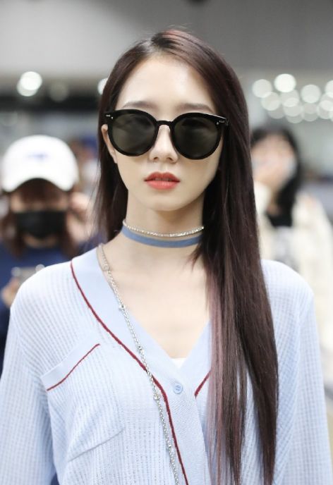 孟美岐黑色短裙,孟美岐紫色露脐衫