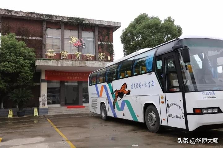 南京外国语学校师生家长一行欢聚华博紫砂园园主熊正根热情接待！