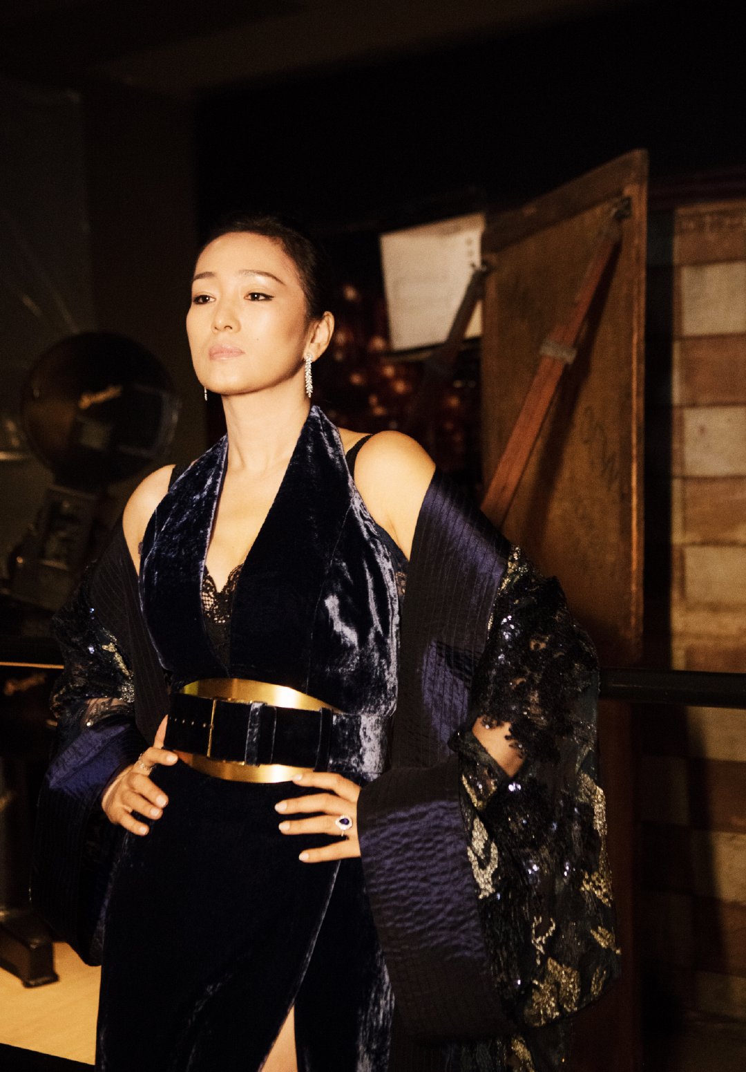 53岁巩俐一身长裙优雅现身红毯,巩俐露腰照