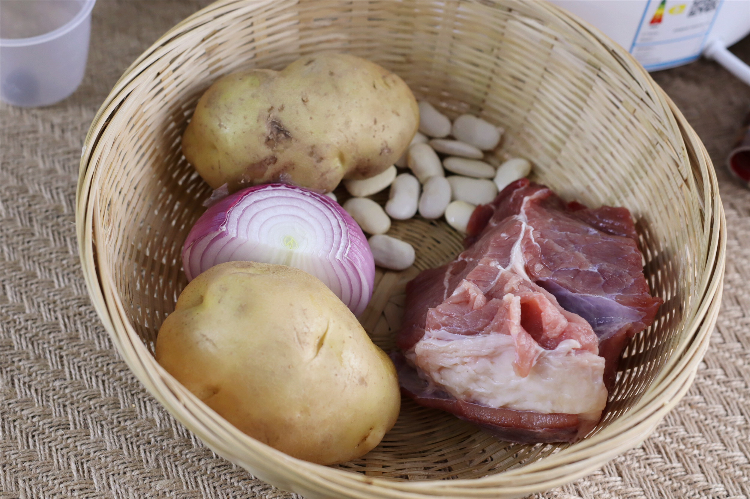 做牛肉炖土豆怎么个配料法,土豆炖牛肉是用牛腩还是牛肉