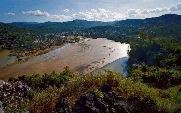 莫西沙翡翠原石三种皮壳详解,缅甸莫西沙场口离中国近吗