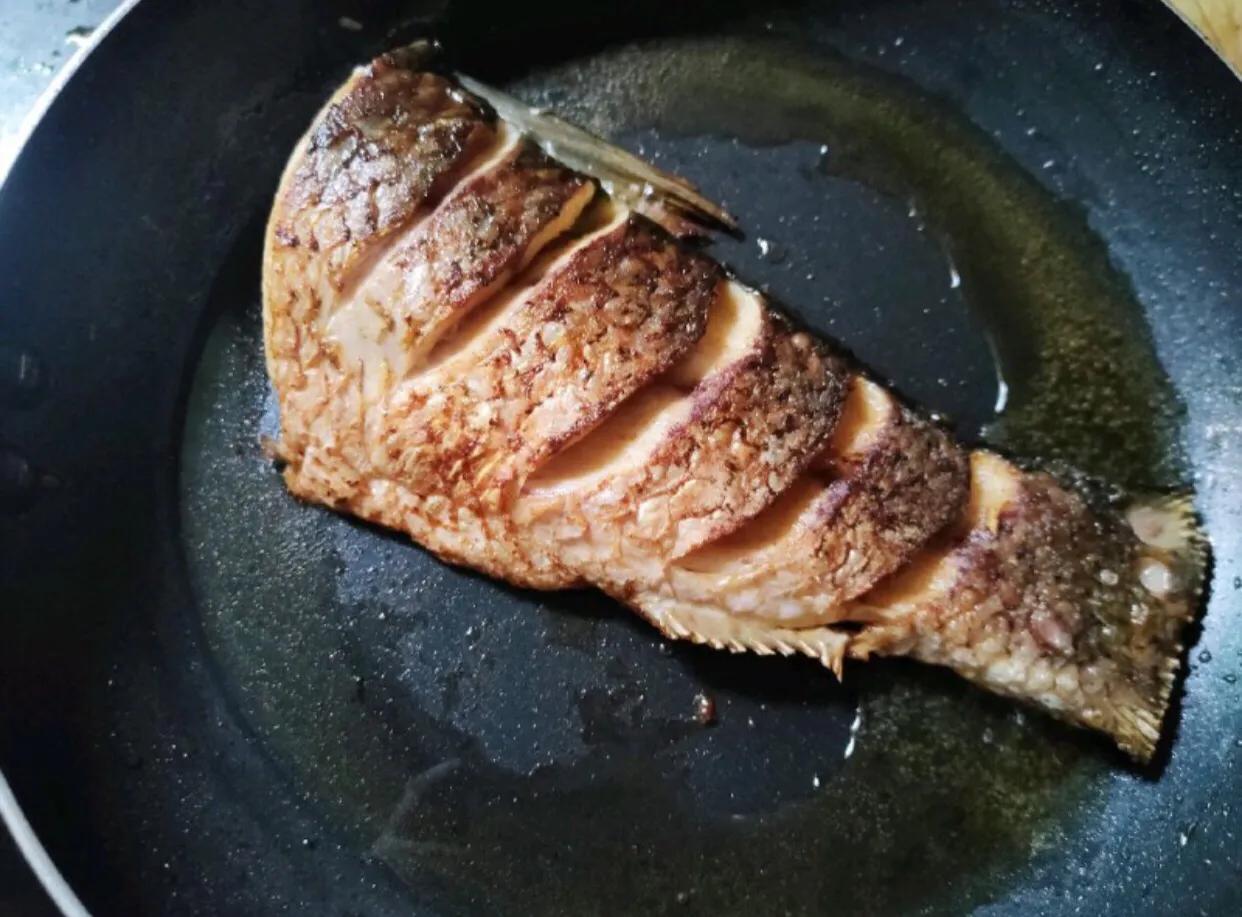 煎鱼一下锅就糊什么原因,煎鱼的时候鱼皮破了