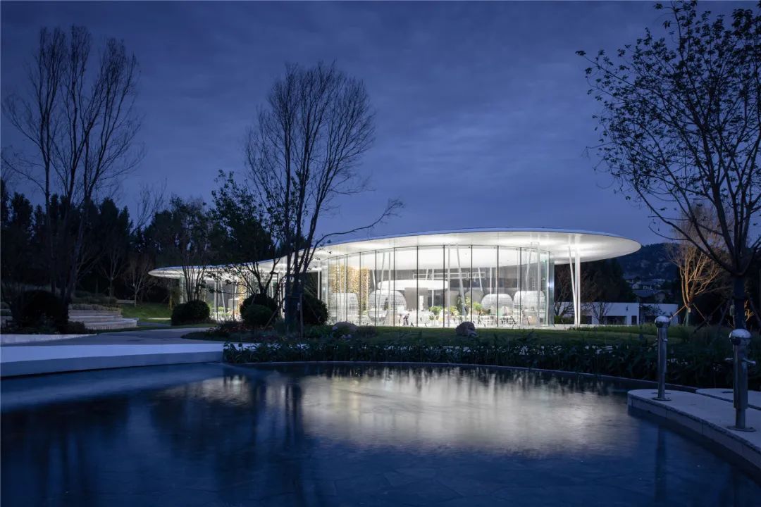 消隐在自然山水之中的四季花房丨青岛万科·四季草堂