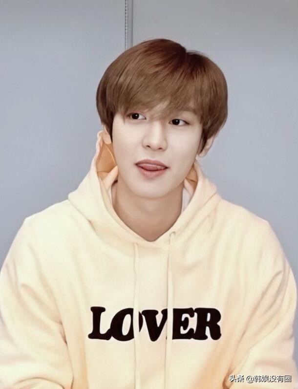 EXO朴灿烈“居家抗疫”近况,变身青涩大学生,依旧耀眼的美貌