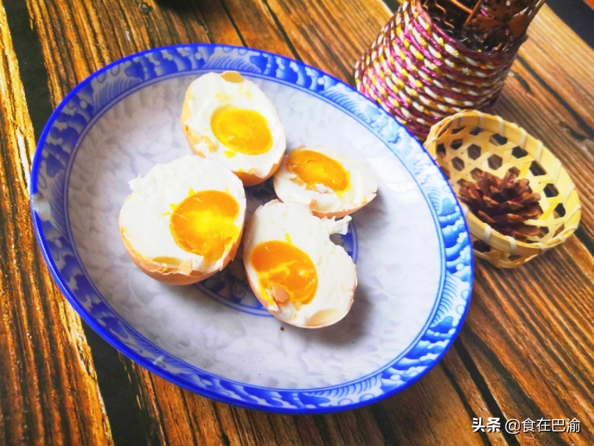 怎样腌咸熟鸡蛋,怎么腌咸鸡蛋不太咸还流油