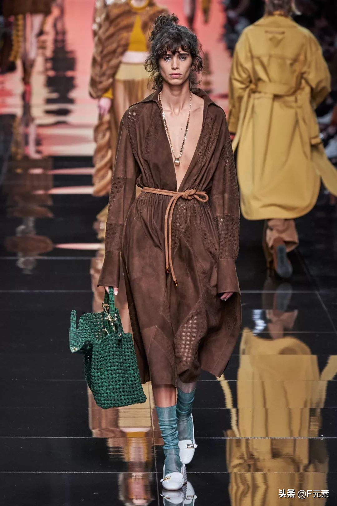 芬迪皮草中古,芬迪皮草经典款式是什么颜色的呢