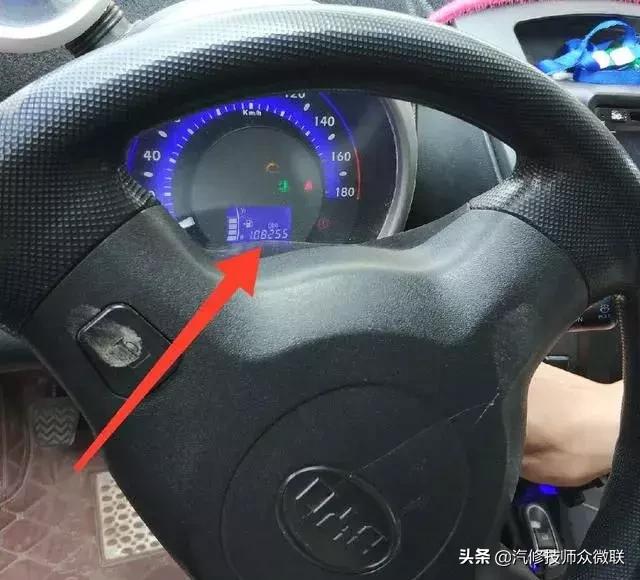 10万公里的比亚迪拧钥匙没反应，满头大汗的车主把车推到修理厂