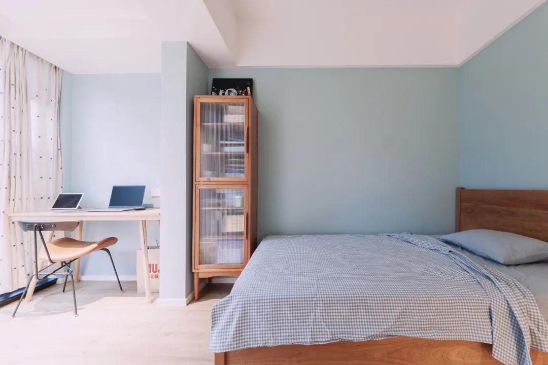 带阳台的卧室就这样装真的别犹豫,带阳台的卧室窗帘怎么装实用好看