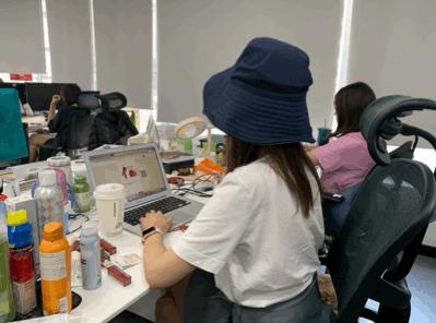 女人过了45,建议出游戴帽子,既减龄还防晒,清新优雅气质撩人