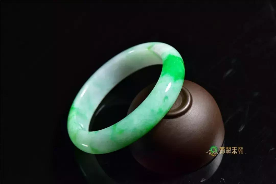 婆婆给儿媳一只金手镯,婆婆给我二手的银手镯