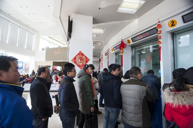 有什么办法提前领取养老金,退休工资跨行领取是否要手续费