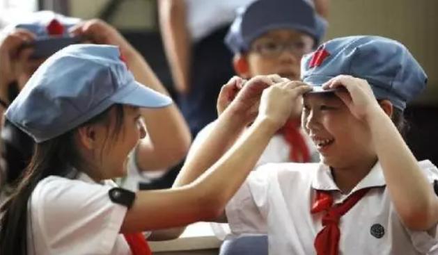 学校不让穿耐克鞋子进校,校长不让孩子穿耐克