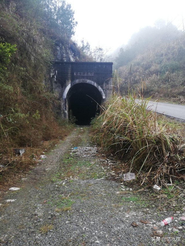 看到这个老铁路洞口,我莫名的伤心,童年的记忆都给我勾出来了