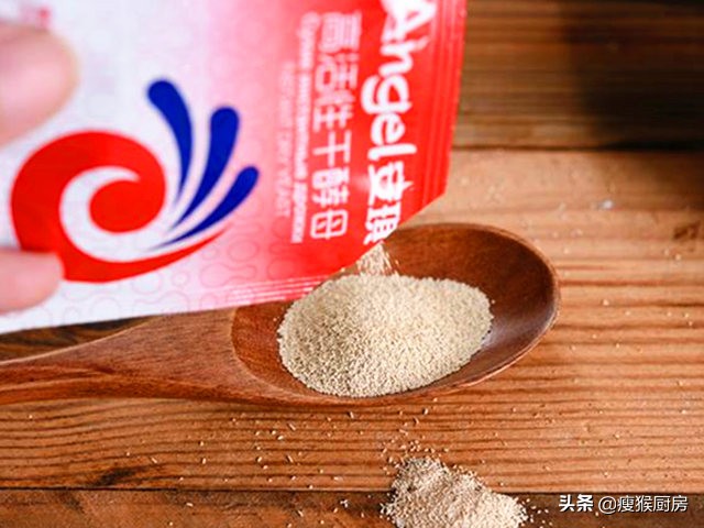 馒头发硬是酵母放少了吗,如何用酵母粉蒸馒头不塌陷不回缩