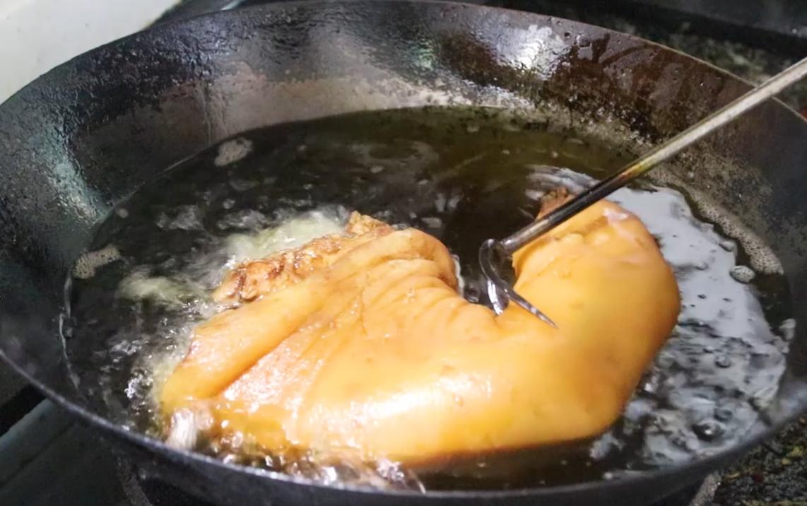 把整只猪脚往锅里一扔，做法和诀窍都告诉你，出锅馋得流口水