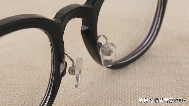 板材眼镜鼻托掉了怎么配,板材眼镜鼻托如何卸下来