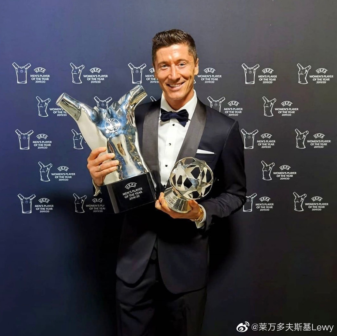 玩尬的！莱万获懂球帝颁发奖杯，球迷吐槽“世界级”奖项像地摊货