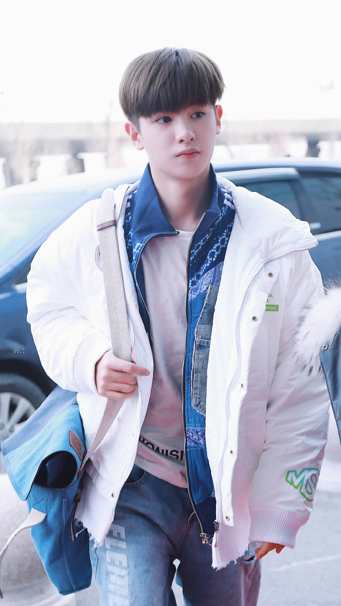 黄明昊元气满满弹额头,黄明昊靠颜值撑起造型