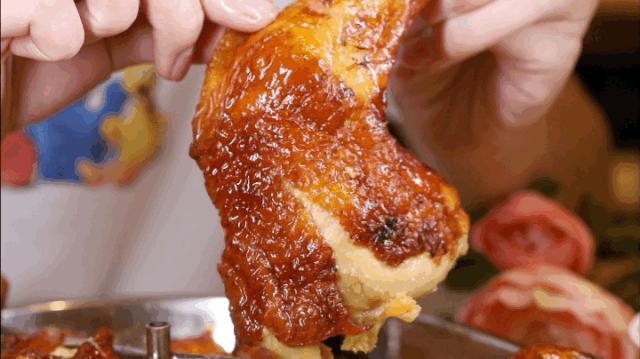 当着客人的面“玩火”？卓悦中心这家店喊你吃鸡