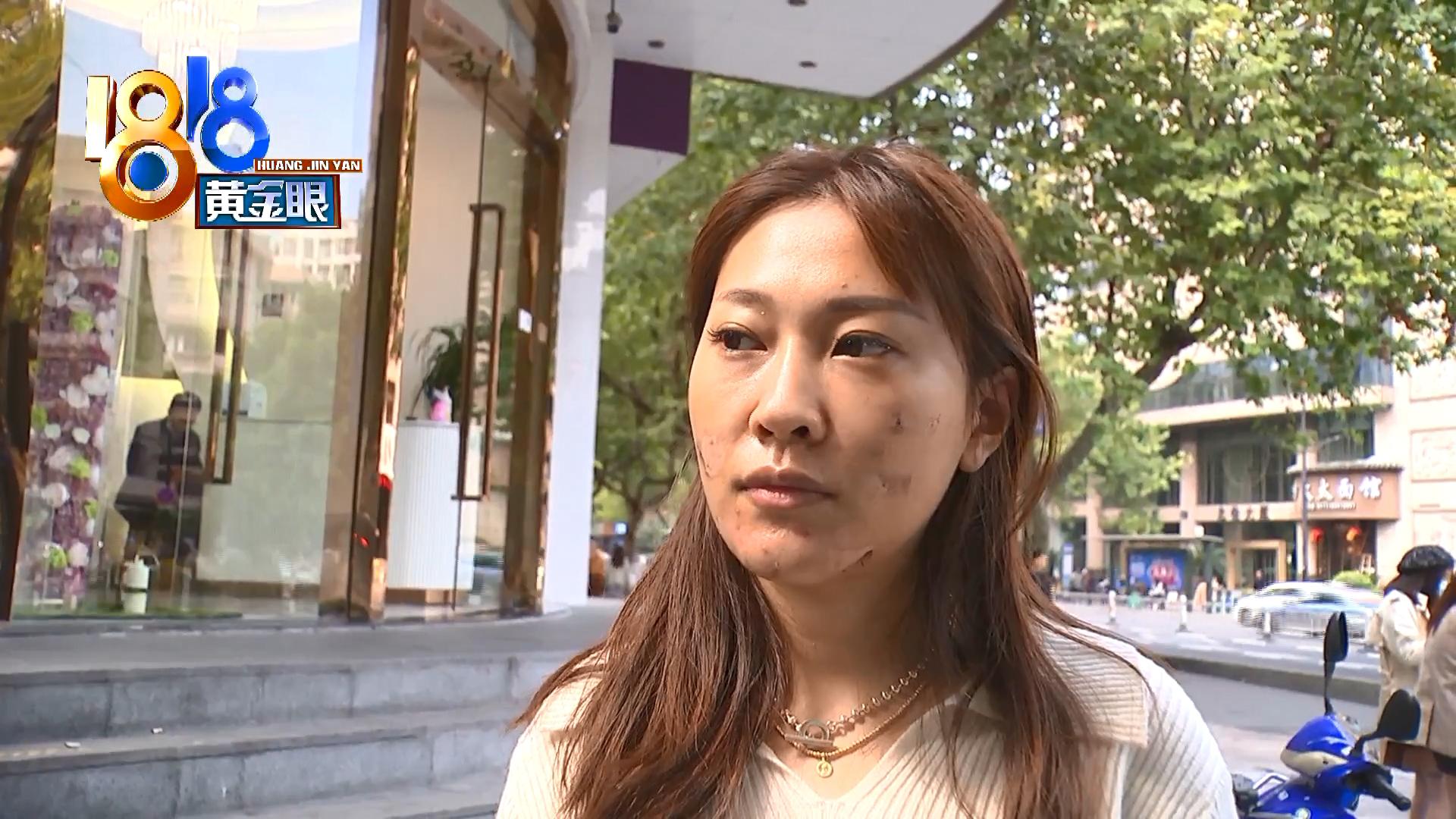 脸上有个黑色痘印一直反复结痂,脸上痘印周围红红的像结痂一样