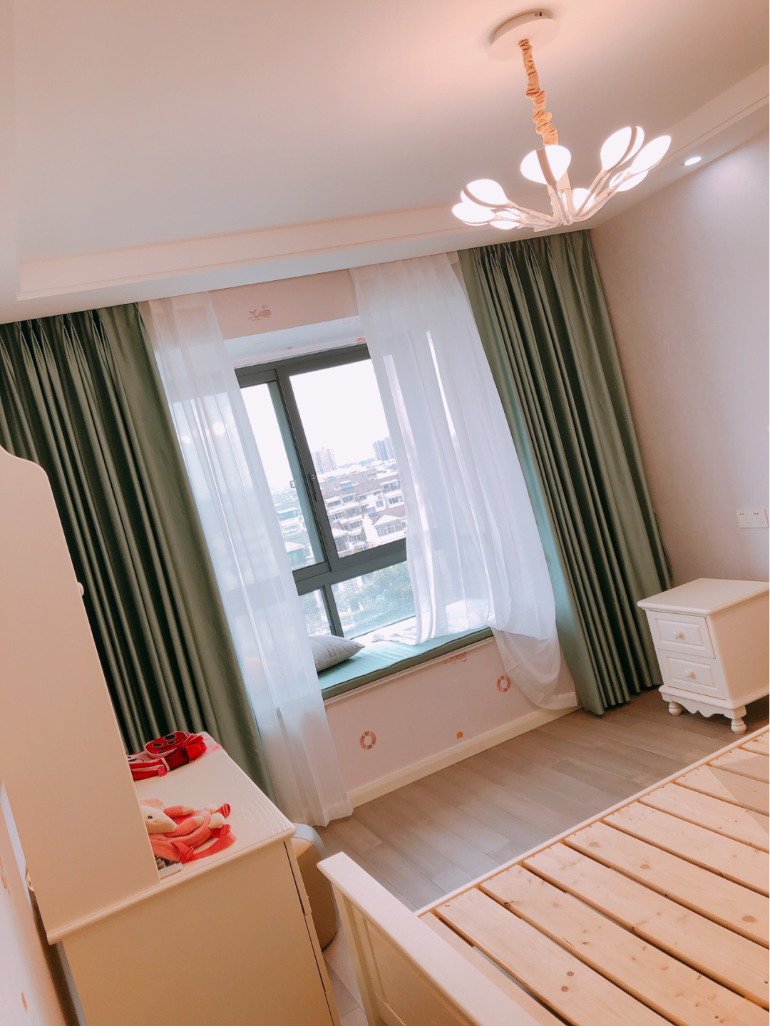 打扫干净准备通风去甲醛，窗帘还是纯色好看，厨房蓝色柜最为漂亮