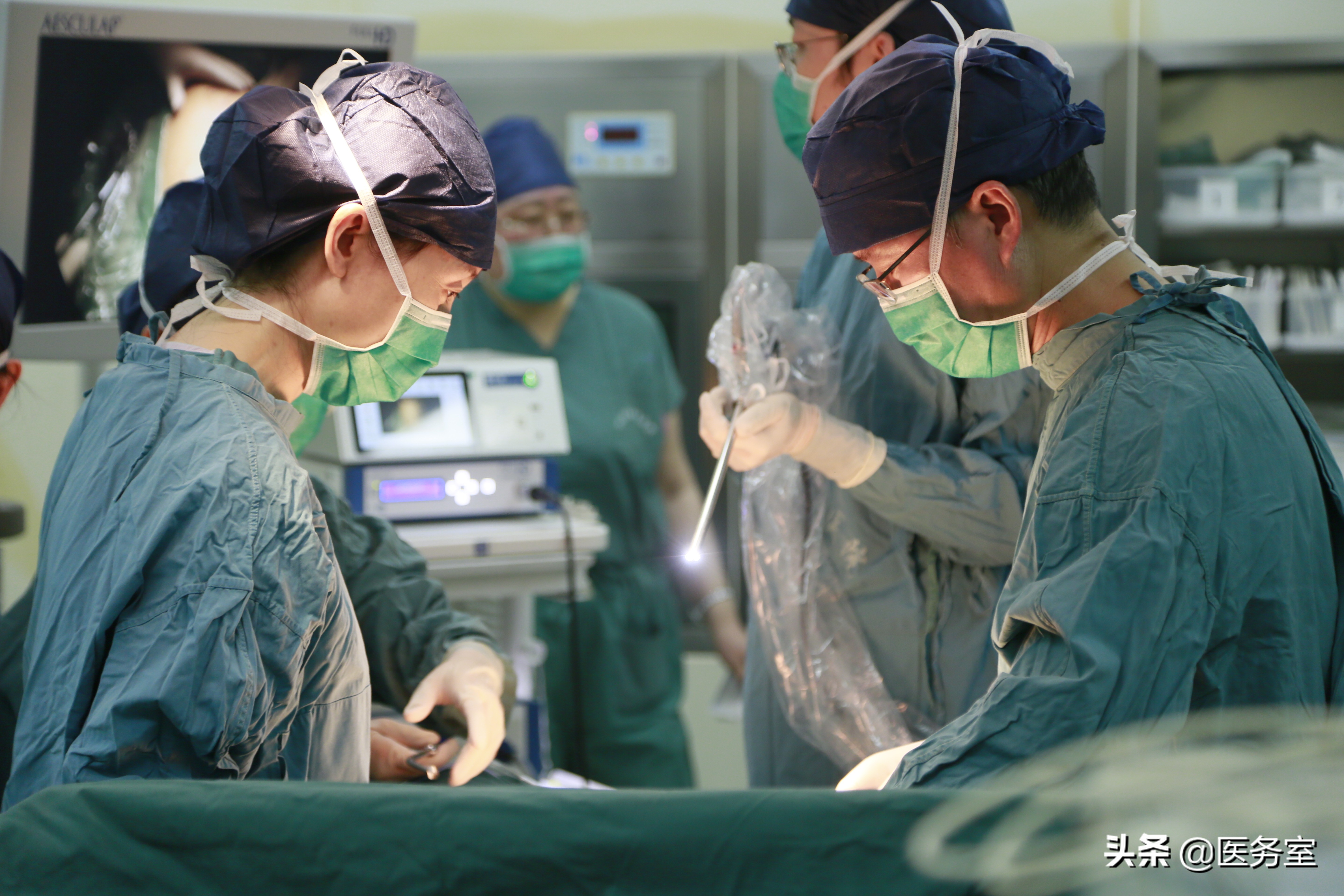 25岁女孩生下9胞胎,25岁女儿意外怀孕