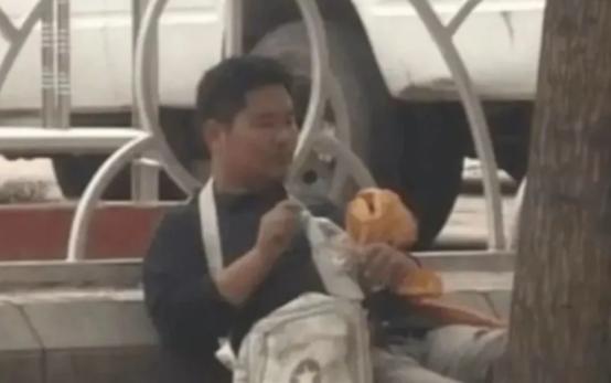 他伪装智障，冒死进黑窑解救30多人，因为他，黑煤矿得到有力打击