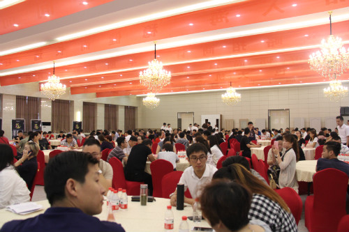 木门全屋定制环保,了解实木家具的发展趋势