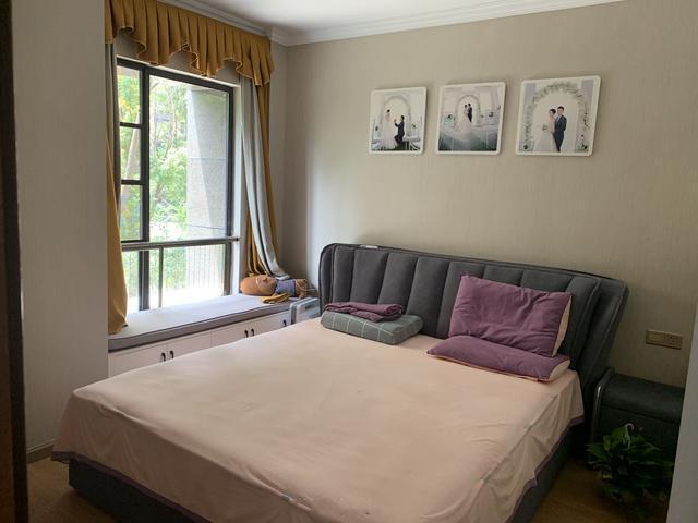 朋友来我家看看装修风格说说,精装房背景墙太丑了怎么办