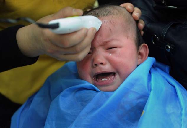 家里的小孩一剪头发就哭闹,家长应该怎么办?