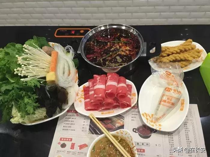 小火锅锅底有六种口味满足你,一桌小火锅