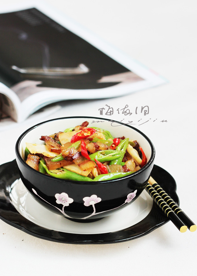 炒腊肉不要直接下锅,炒腊肉时不能洗净直接炒