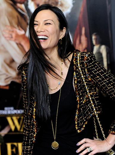 从“父女恋”到“母子恋”，这个52岁女人把自己活成了美国萧亚轩